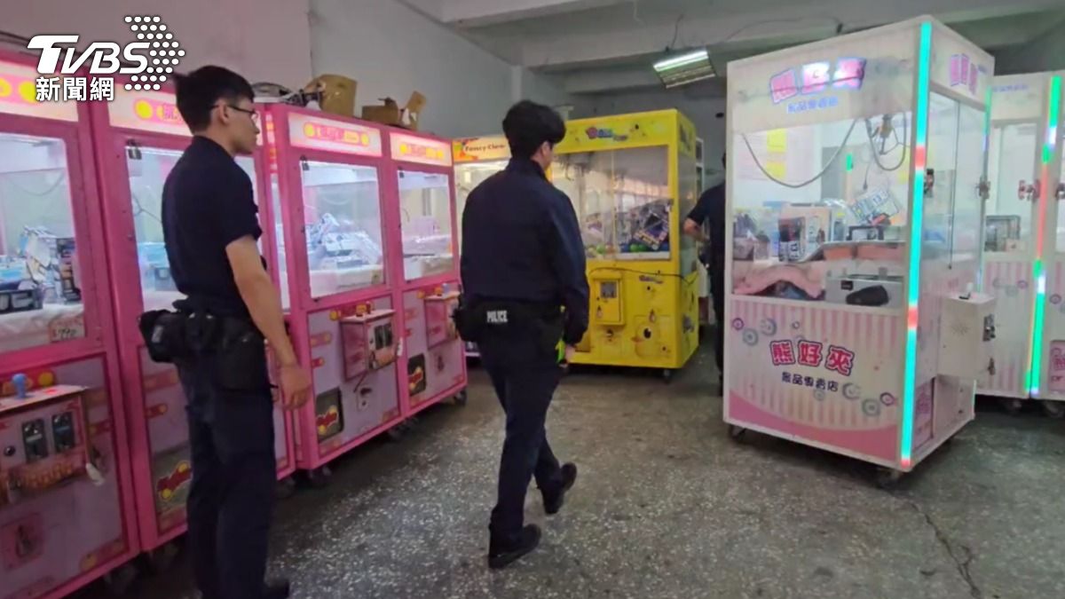 連抄7機台!黑衣男闖五股娃娃機店 「狂掃萬元零錢」在逃中