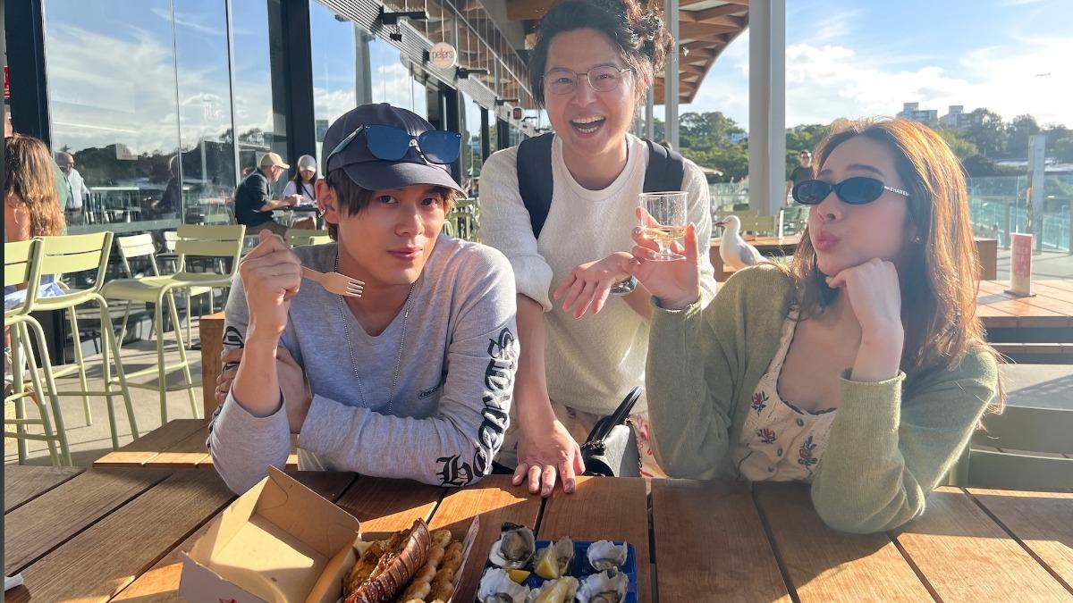 告五人到當地魚市場大啖海鮮。(圖/相信音樂提供)
