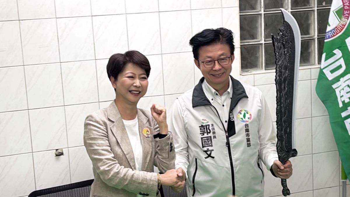 大和解！曬與郭國文「屠龍刀」合照　陳亭妃喊：放下紛擾