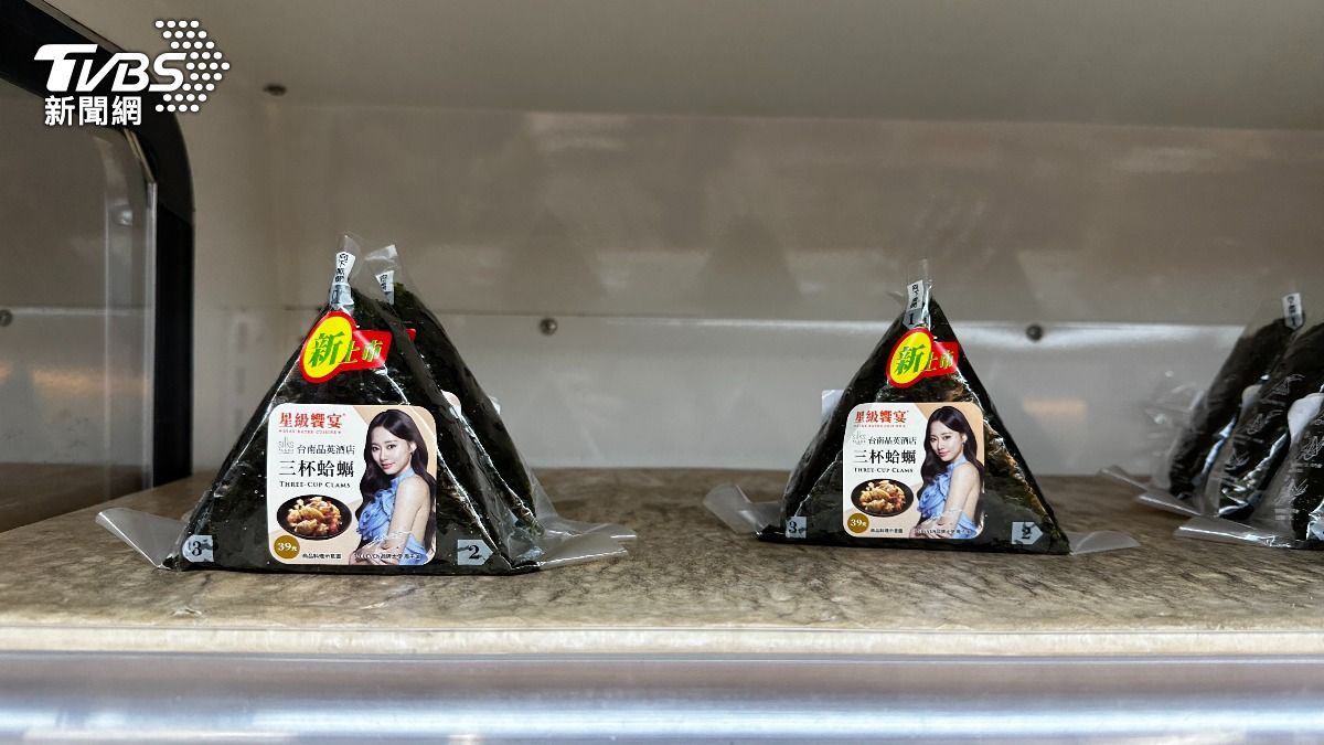 架上只剩三杯蛤蠣口味的御飯糰，沒有附送小卡的3款主食。（圖／陳詩璧攝）
