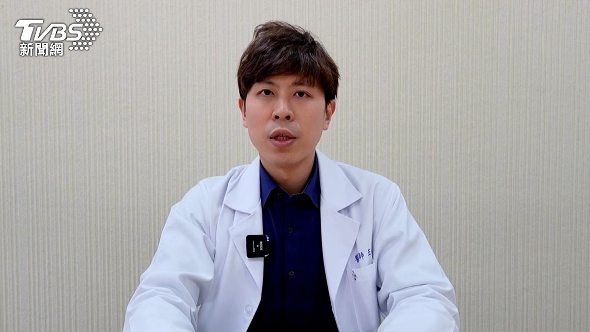 長時間翹腿! 醫師示警:骨盆歪.靜脈曲張 (圖/TVBS)