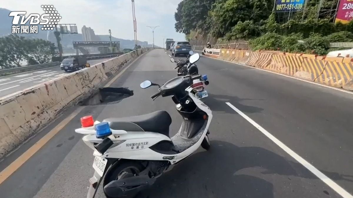 淡水民權路出現路面塌陷,警方到場管制中。(圖/TVBS)