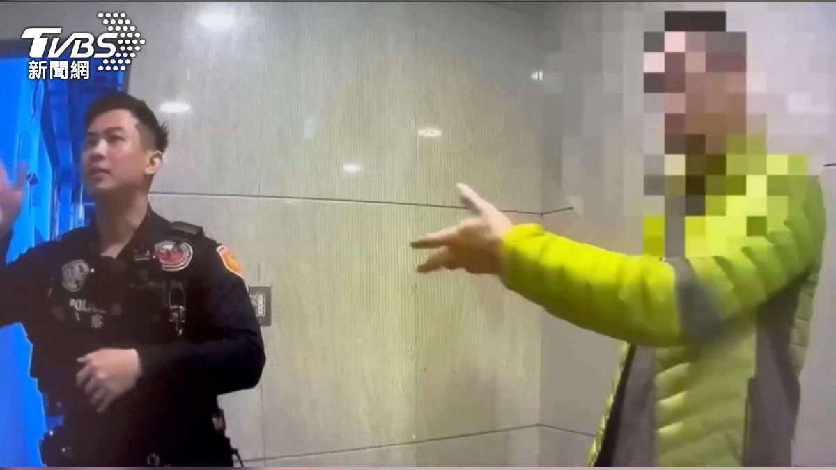 攀岩館負責人(右)出面了解情況,同意讓女子繼續運動。(圖/TVBS)
