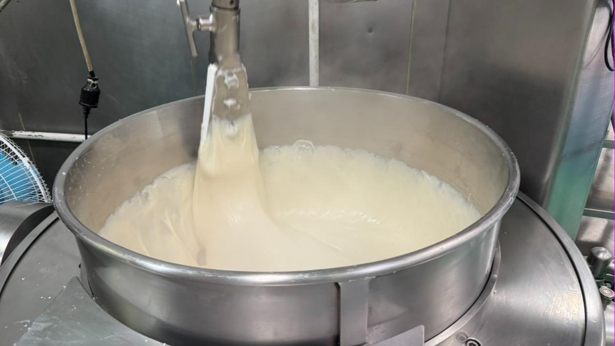 麻糬製造過程。(圖/業者提供)
