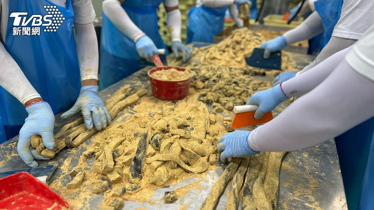 「黑糖涼糕」採用全人工的18刀手工現切工法。(圖/許稚佳攝)
