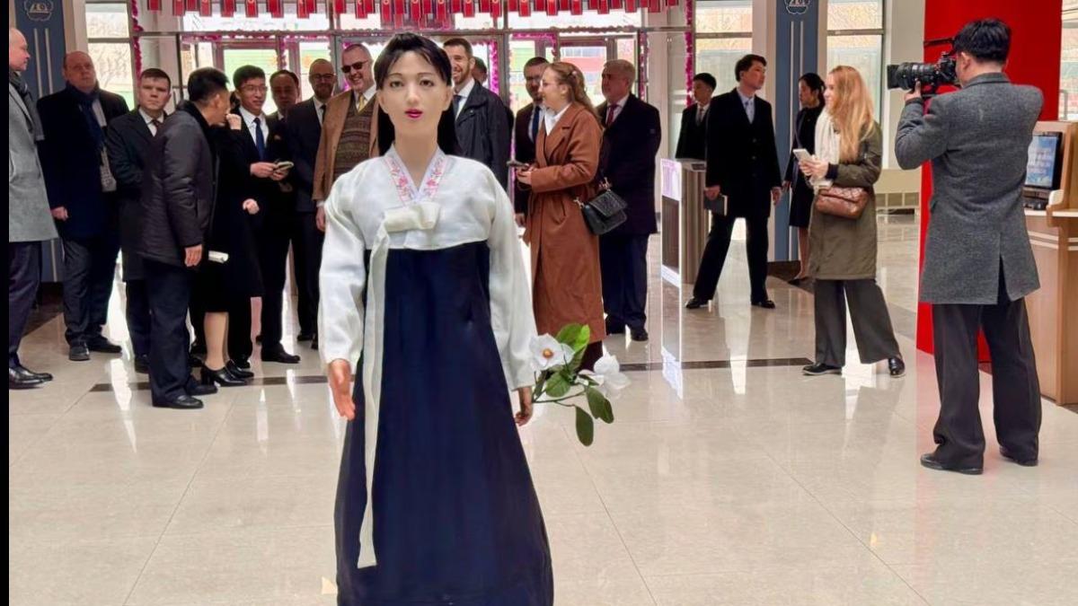 北韓最新「少女機器人」曝光!穿傳統服飾迎賓 真實功能成謎
