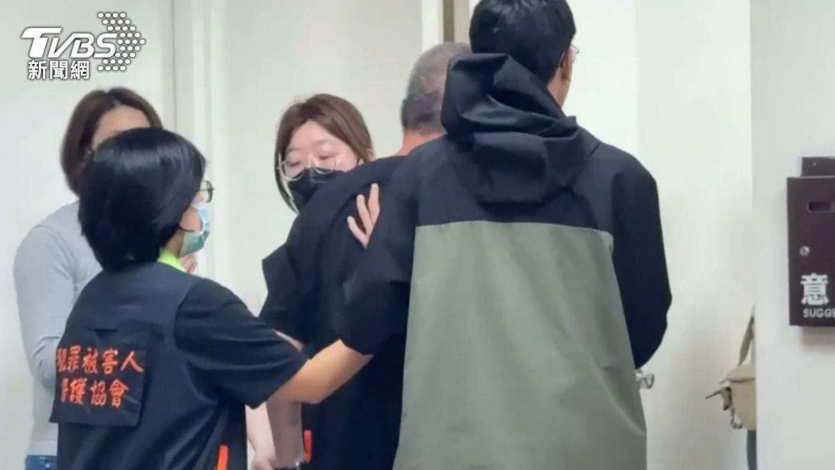 檢方今日相驗,黃父悲痛現身。(圖/TVBS)