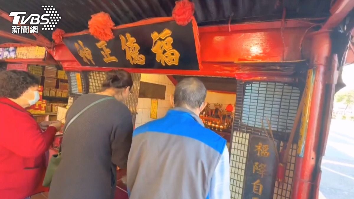 頭牙拜土地公「黏財黏福」!麻糬2週狂銷破3千萬,勝過情人節。(圖/TVBS)
