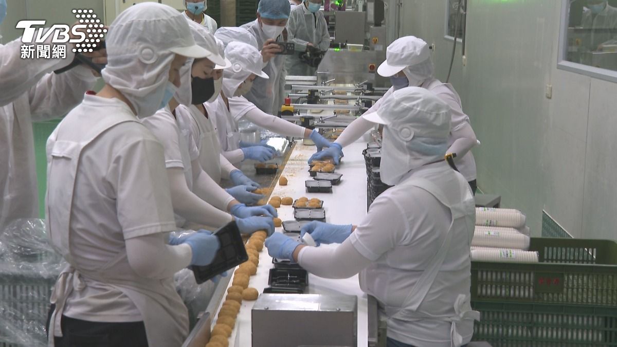 頭牙是傳統祭拜土地公的重要日子,民間習俗相信以麻糬祭拜可以黏財黏福。(圖/TVBS)