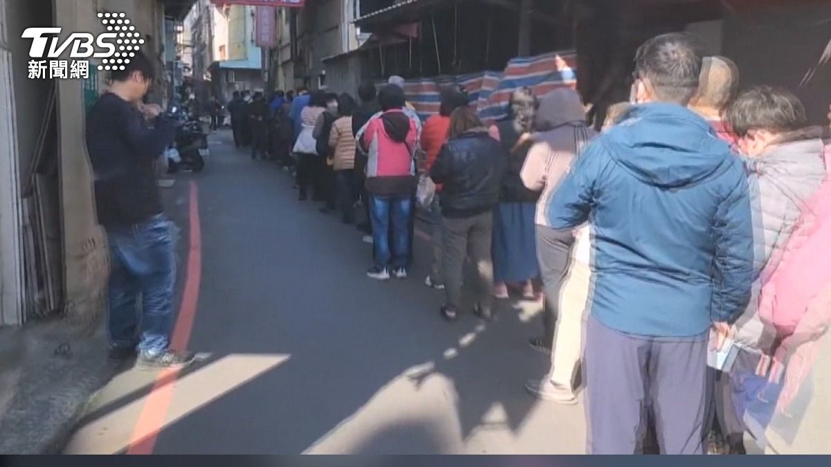 手工麻糬店家門前大排長龍,民眾爭相購買要祭拜土地公。(圖/TVBS)