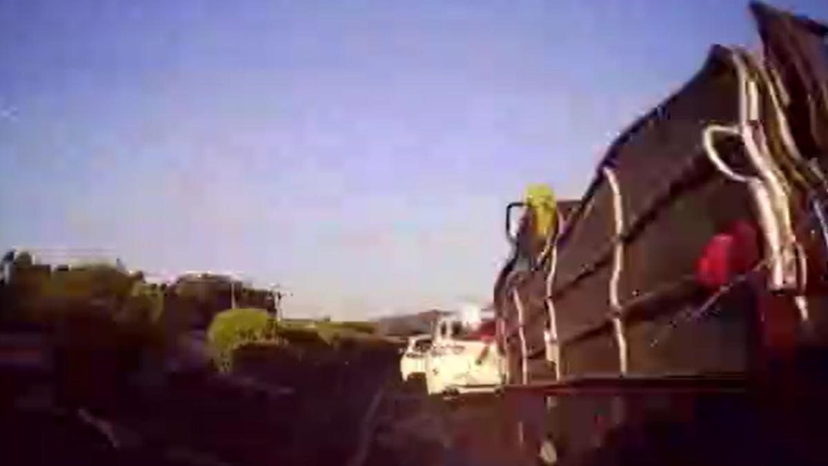小貨車駕駛控訴，前車急煞時自己也有停下，是遭到後車追撞才會釀禍。（圖／TVBS）