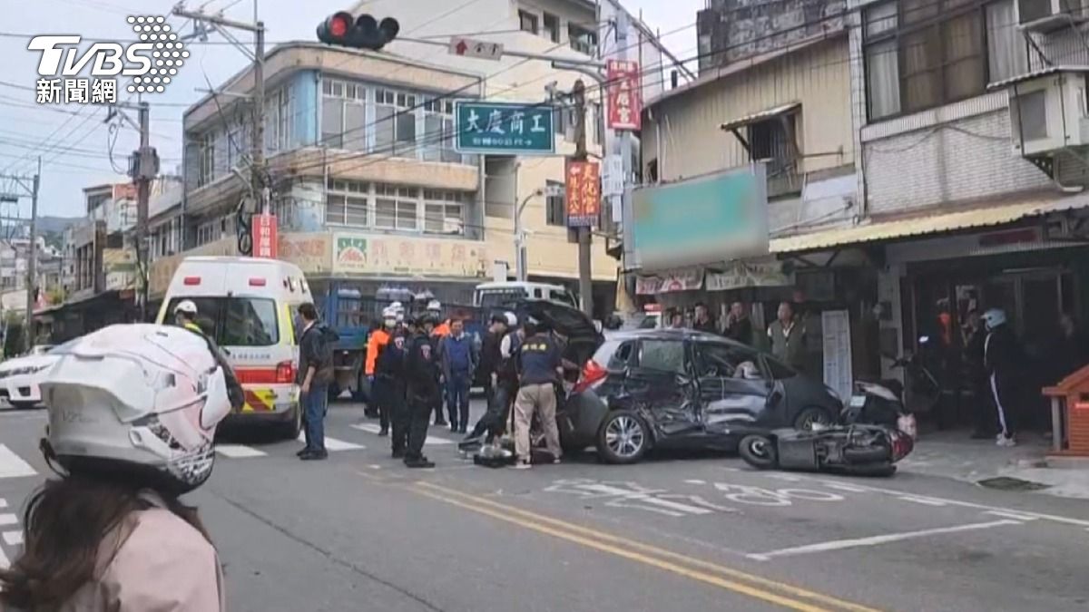 賊星該敗!嫌犯狂飆闖紅燈 下秒遭貨車攔腰撞「零件噴進店內」。(圖/TVBS)