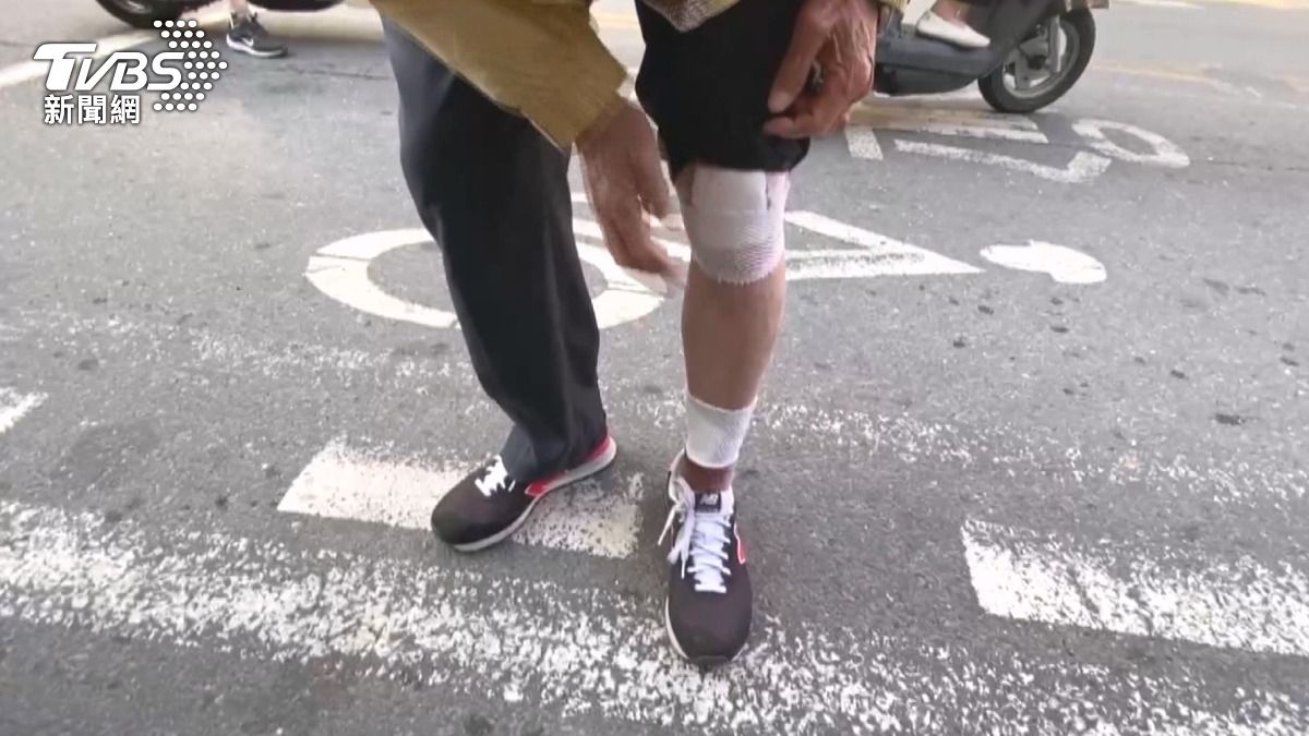 騎士衣袖上仍可見血跡,手肘、膝蓋及腿部均有擦挫傷。(圖/TVBS)