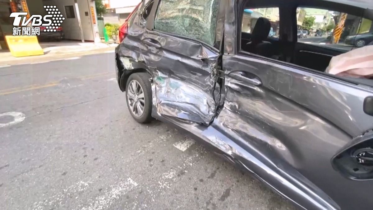 車輛瞬間失控甩尾飄移,猛力撞向路旁。(圖/TVBS)