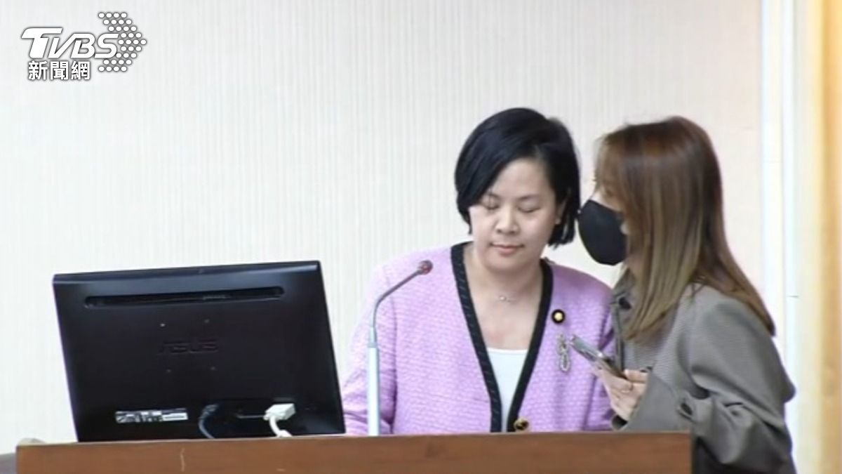 遭召委裁示官員免答詢,李貞秀只能在台上對著空氣質詢。(圖/TVBS)