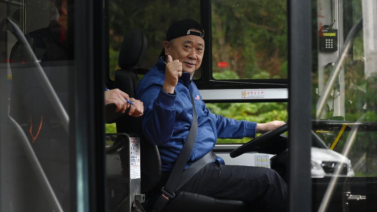 60歲邰智源轉職開公車!考照圓夢正式上路 黃鐙輝:膀胱夠力嗎