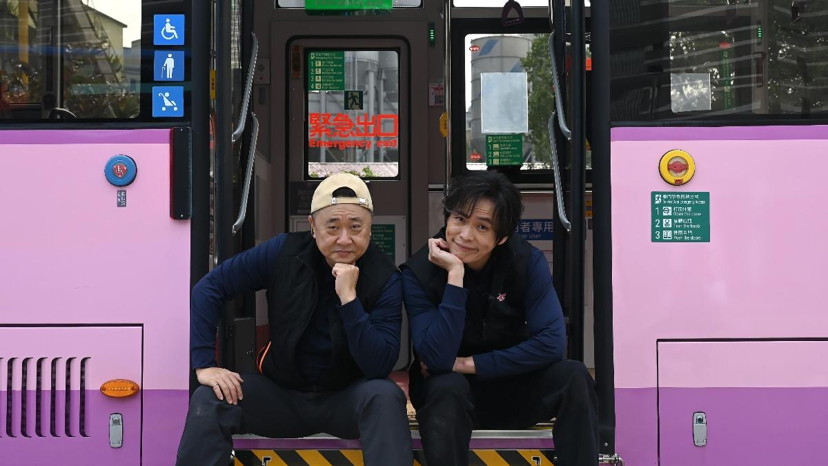 邰智源和黃鐙輝在「一日公車司機2」中體驗開公車。(圖/麥卡貝網路電視提供)