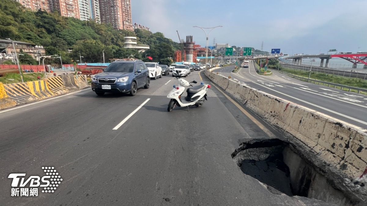 淡水路面突塌陷2公尺大坑 下班車潮大亂