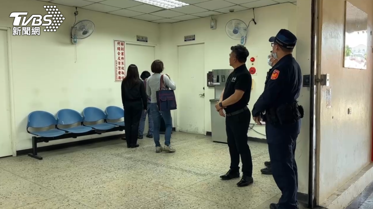 檢警人員於17日前往殯儀館，對14日晚間不幸遭男友刺殺身亡的黃姓男子遺體進行解剖相驗。（圖／TVBS）