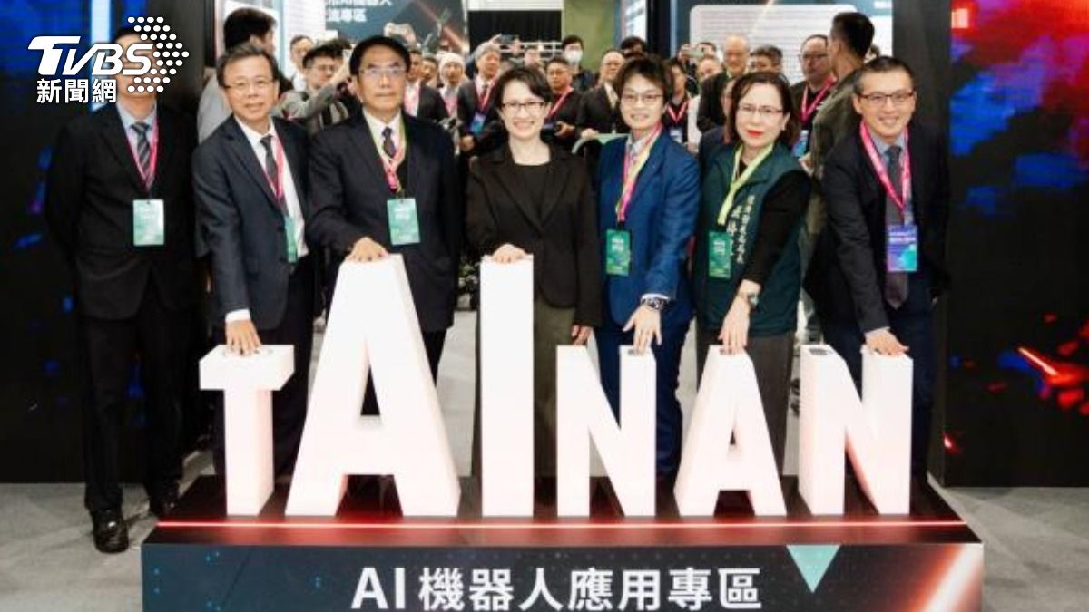 2026智慧城市展登場,台南市長黃偉哲獲頒創新應用獎。(圖/台南市政府)
