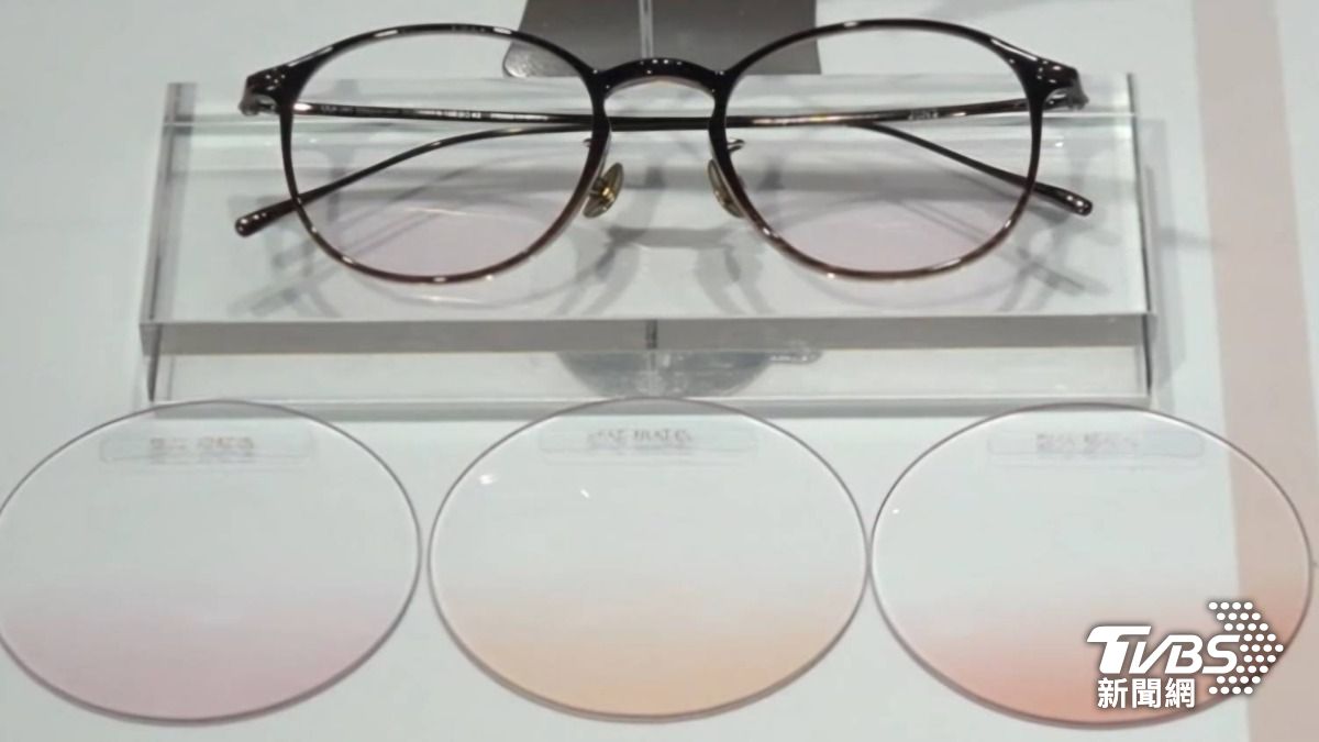 日本眼鏡品牌「JINS」推出「腮紅眼鏡」,在鏡片下方加入粉色、橘色等漸層色。(圖/TVBS)