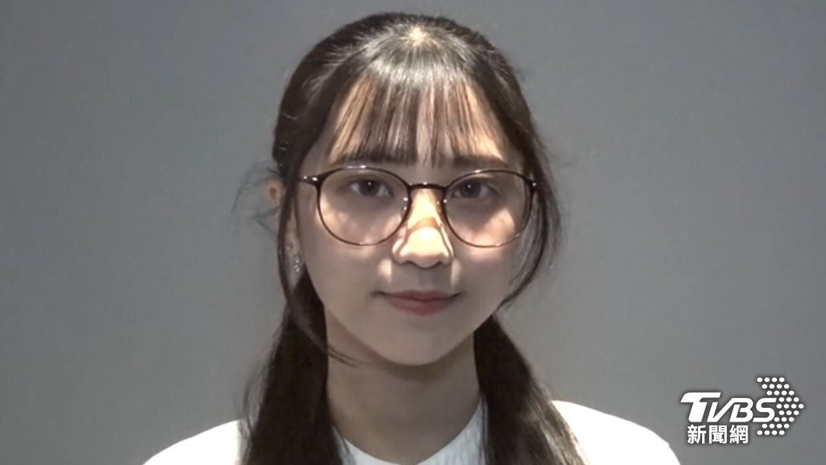 「腮紅眼鏡」化身素顏神器,一戴上雙頰立刻增加粉嫩氣色。(圖/TVBS)