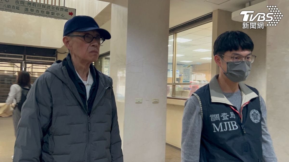 昶虹時任董事長吳陵雲（左）涉違反證交法財報不實遭約談，訊後請回。（圖／TVBS）