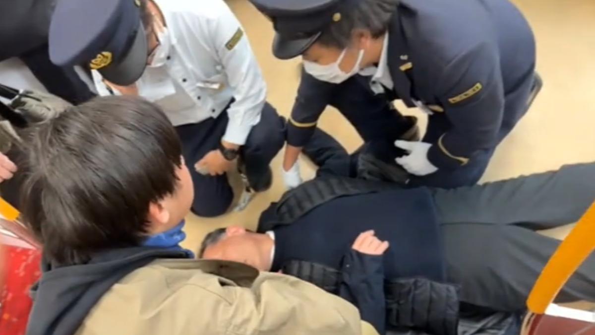 桃園消防局龍潭分隊員善舉登上日本新聞版面。(圖/TVBS)