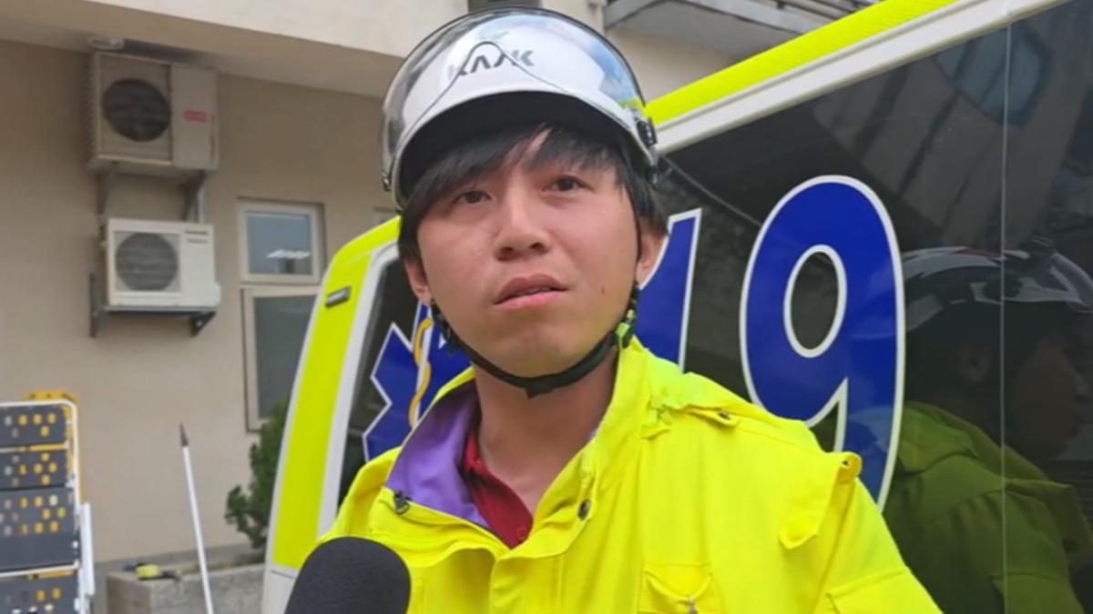 桃園消防局龍潭分隊員善舉登上日本新聞版面。(圖/TVBS)