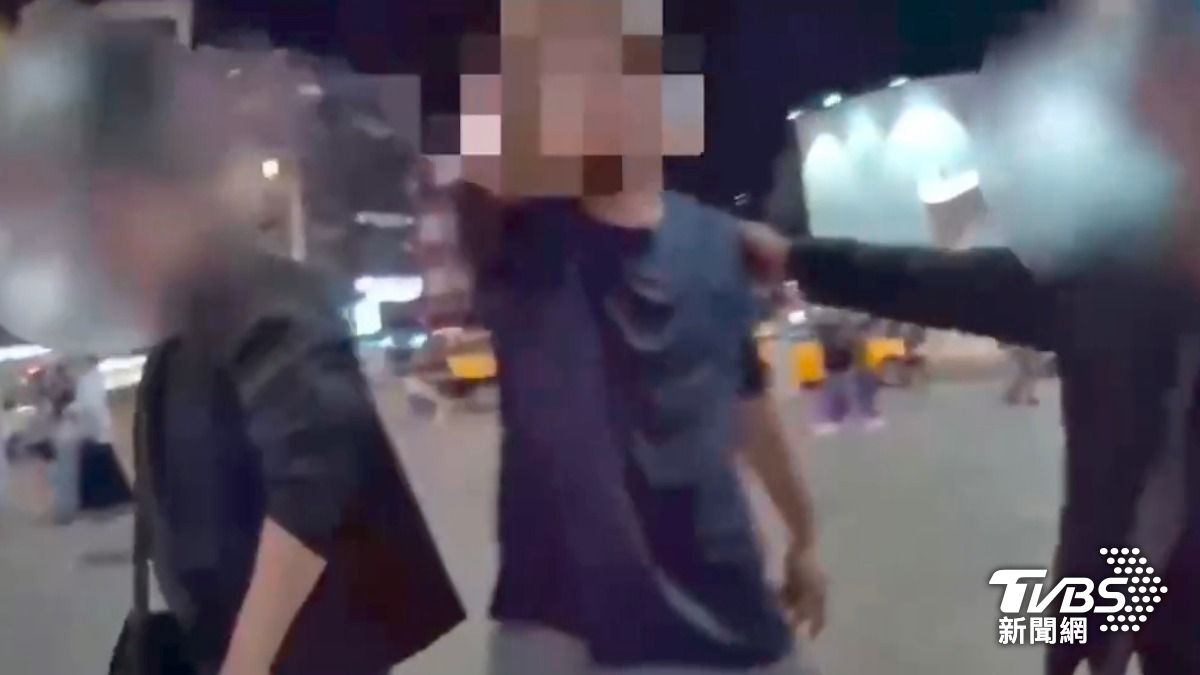 許姓男子(中)因酒後情緒失控,不僅無視警方口頭規勸,甚至對現場執勤警員動手推搡。(圖/TVBS)