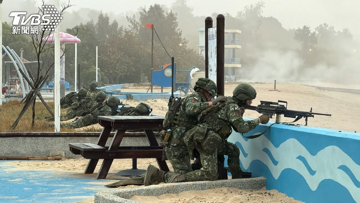 太武操演中官兵實彈射擊。(圖/程子奕攝)