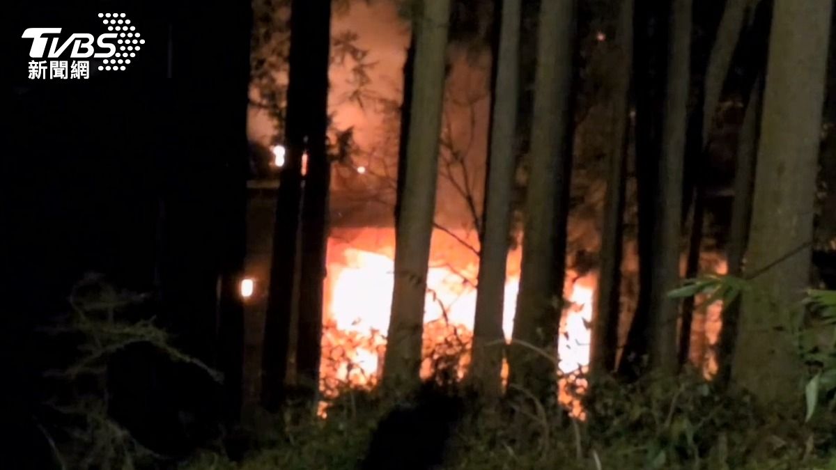 阿里山高峰大飯店深夜11時許火警，波及隔壁的文山賓館。（圖／TVBS）