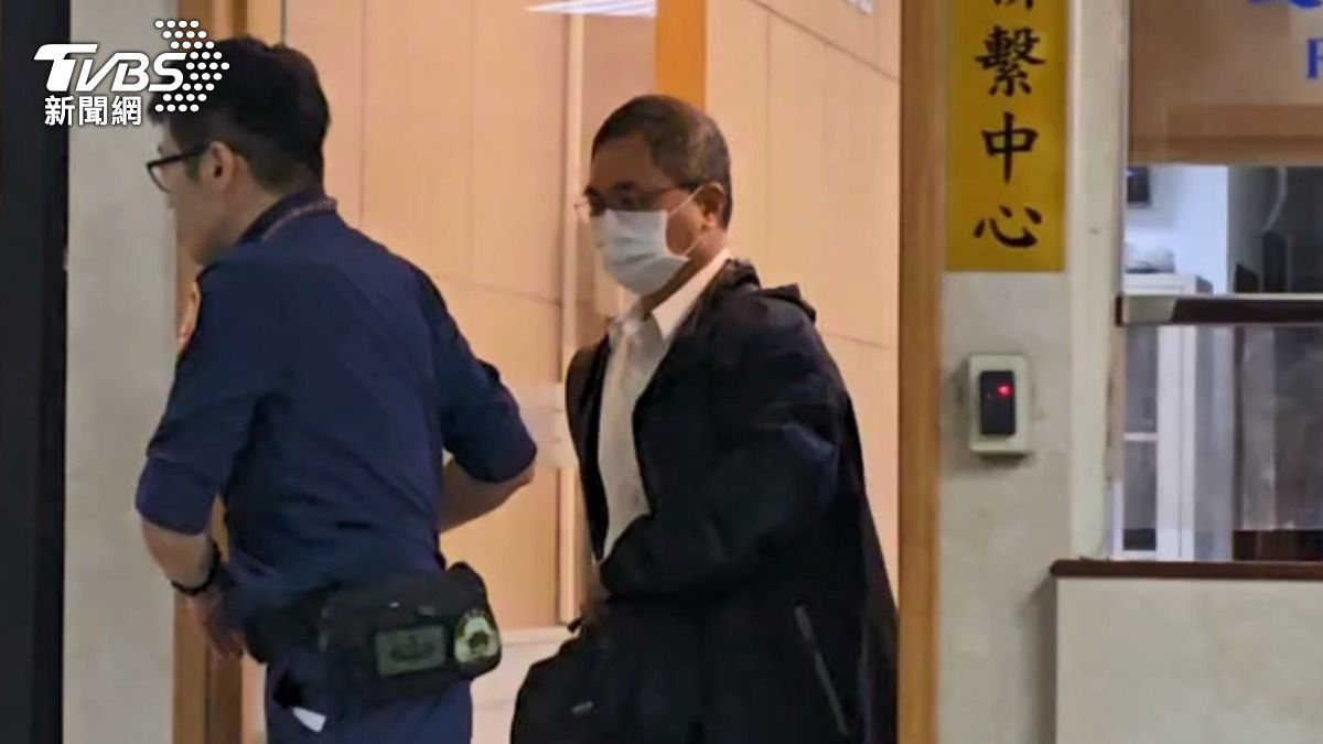 時任昶虹國際財務長尤坤淟訊後請回。（圖／TVBS）