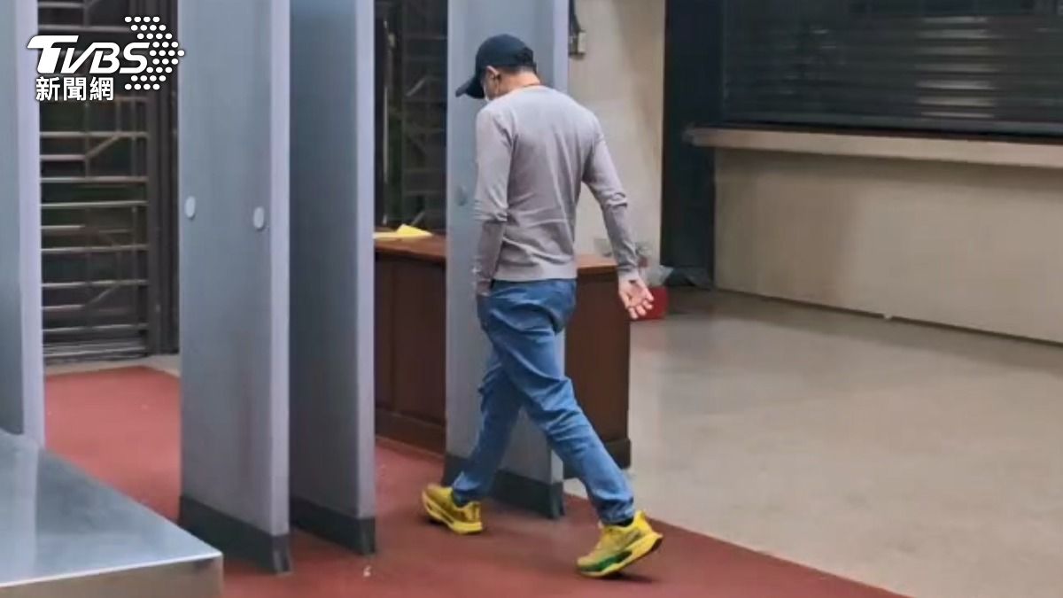 昶虹國際董事許榮傑訊後請回。（圖／TVBS）
