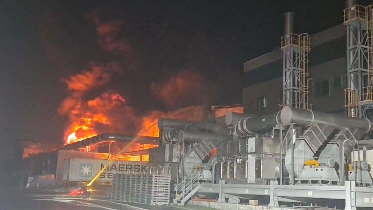 屏東明揚工廠大火撲救任務時，國內廠商自行研製的消防機器人，就扮演重要角色。(圖／建東公司提供)