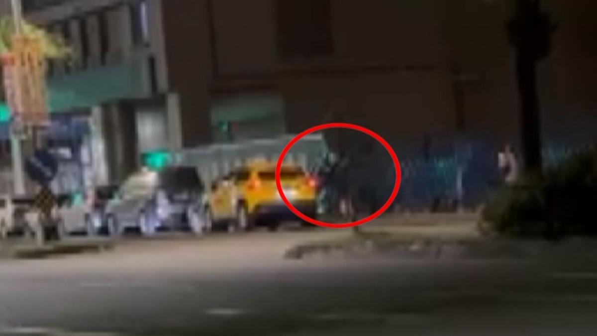 高雄鳳山一名男子酒後搭車,途中不斷對司機出言挑釁,司機要求對方下車後演變成肢體衝突。(圖/民眾提供)