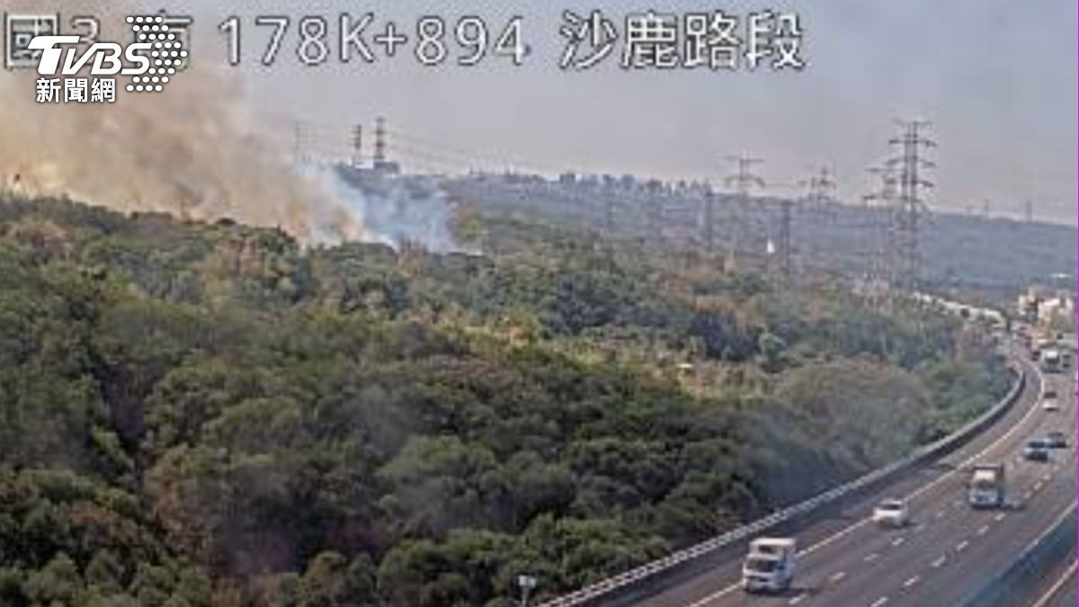 快訊/台中沙鹿大火!公墓旁山坡地雜草狂燒 國3赫見濃煙竄