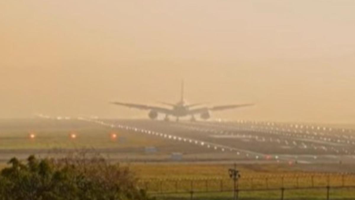 桃園機場北跑道被濃霧壟罩。(圖/翻攝自Taoyuan Airport YT)