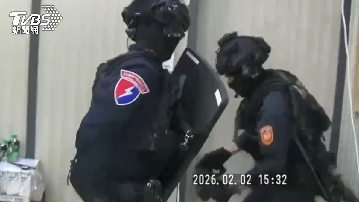 檢警掌握黑幫成立的水房，霹靂小組前往攻堅。（圖／TVBS）
