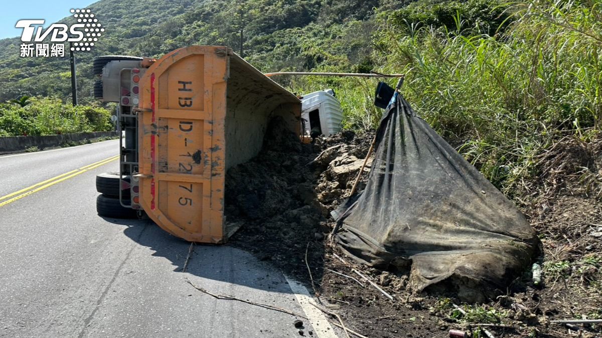 瑞芳台二線車輛翻覆「砂石全傾倒」 30歲駕駛急逃生