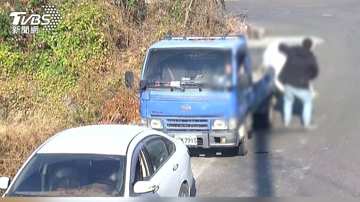 監視器直擊!小貨車揪團「狂丟垃圾進草叢」畫面曝光。(圖/TVBS)