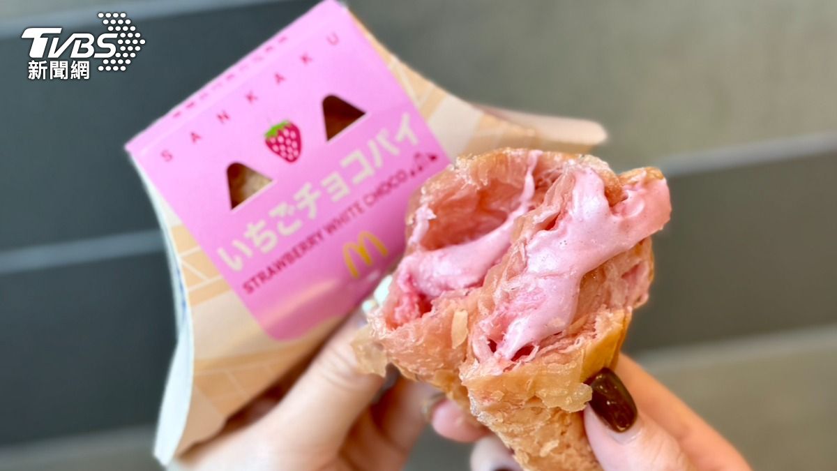 麥當勞「草莓白巧克力三角派」開賣首日!開箱試吃:爆超濃草莓餡