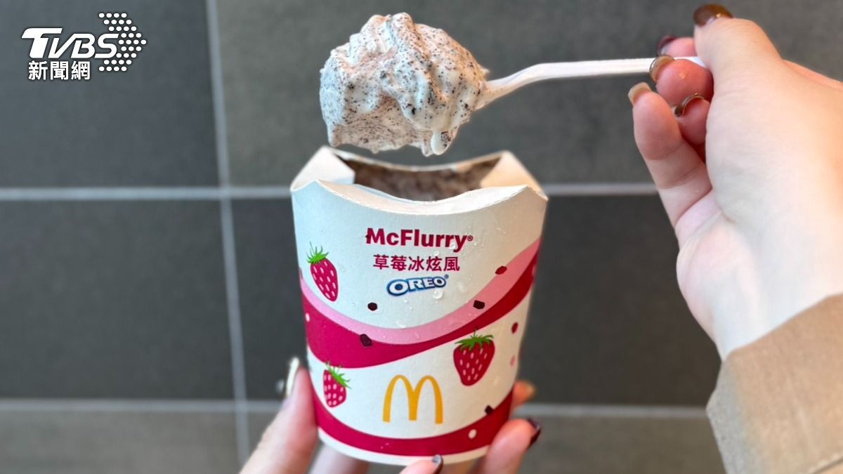 麥當勞草莓季不只有草莓三角派,「OREO 草莓冰炫風」也強勢回歸。(圖/周筠羚攝)