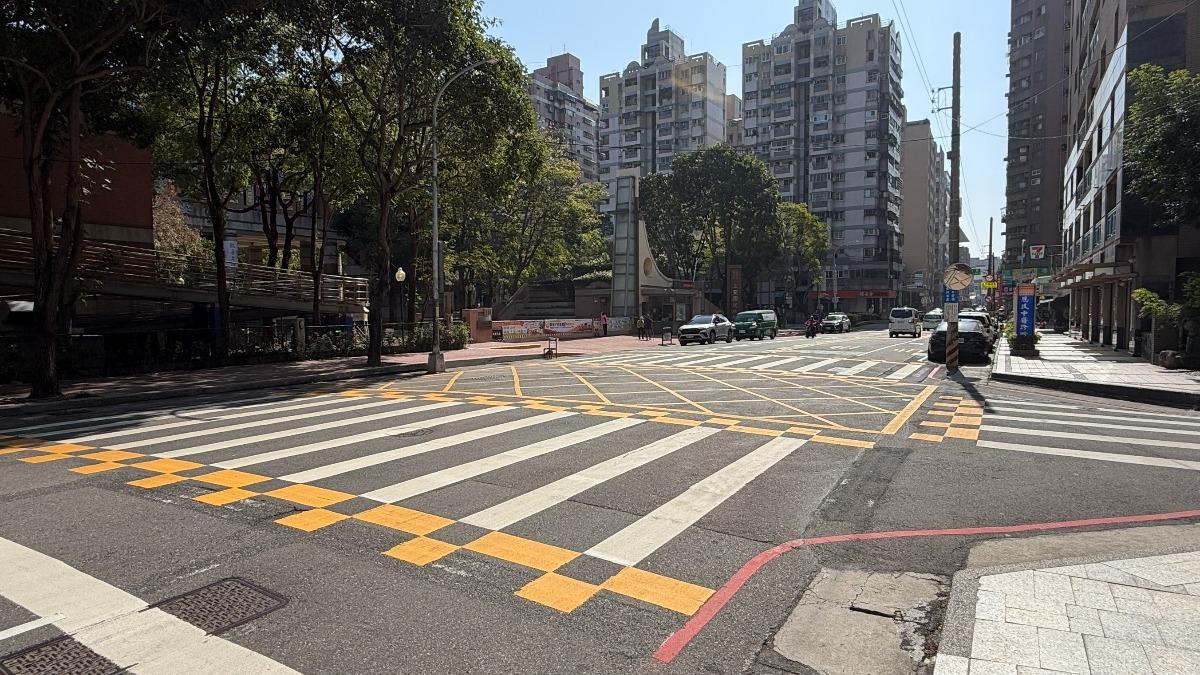 交通小學堂/台中道路新制!斑馬線旁黃色方格是什麼 市府解惑了