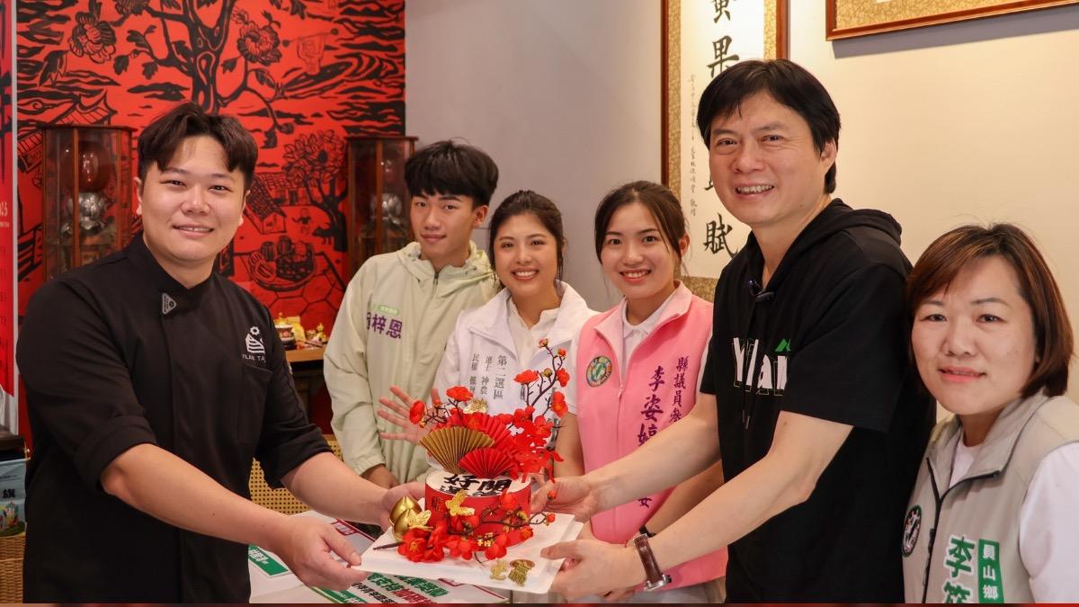 林國漳在青創蛋糕店公布政見，店家特別贈送特製的「開漳小蛋糕」。（圖／林國漳競辦提供）