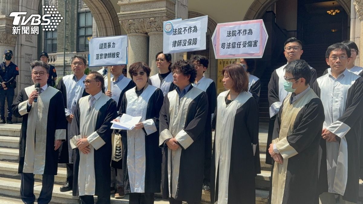 律師公會今到司法院前抗議提出訴求。（圖／潘千詩攝）