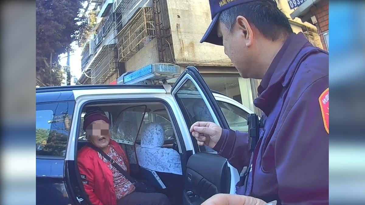中壢八旬老婦電動車拋錨平交道旁　警力暖心護送平安返家
