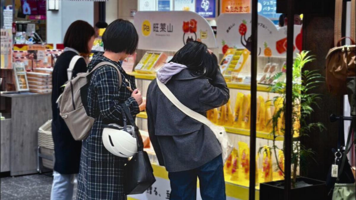 位在晴空塔內的鳳梨酥攤位,吸引不少日本人駐足。(圖/旺萊山提供)