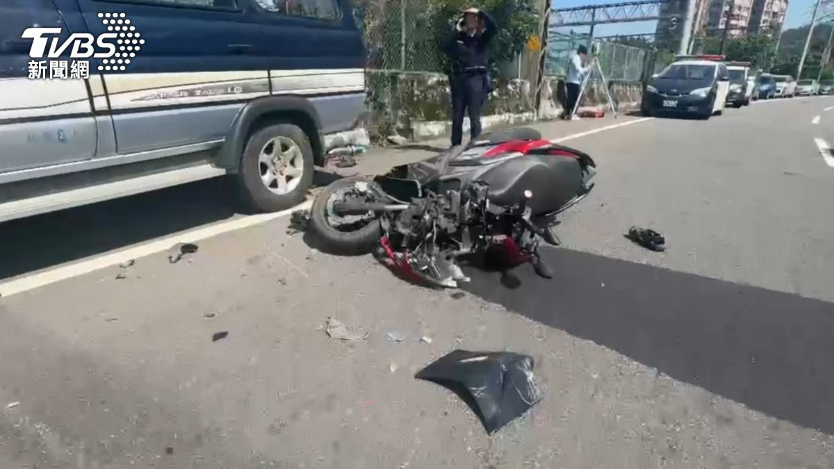基隆奪命車禍!老翁騎車「自撞貨車」噴飛亡 龍頭遭削爛畫面曝