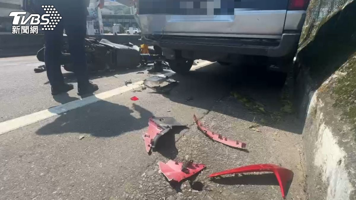 基隆翁騎車「自撞貨車」噴飛亡。（圖／TVBS）
